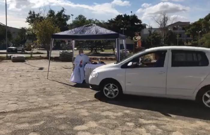 Fiéis comparecem para receber benção no Dia de São José Operário