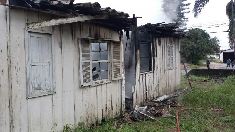 Bombeiros combatem incêndio em casa de madeira em Morro da Fumaça