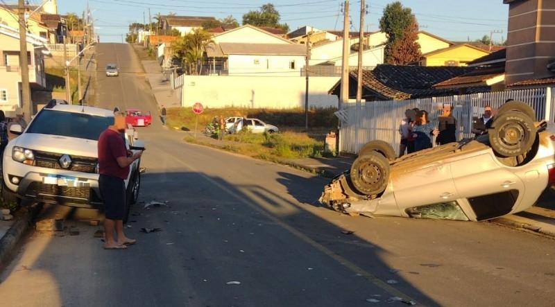 Após colisão, carro capota e deixa duas pessoas feridas em Orleans