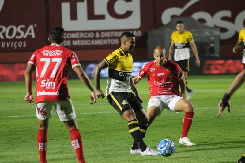 Com dois jogadores a menos, Criciúma segura empate com o Vila Nova