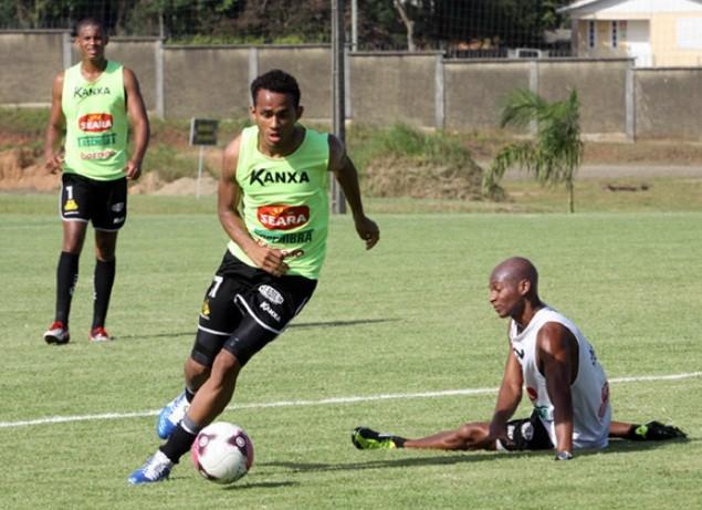 Criciúma ainda negocia retorno do lateral Sueliton