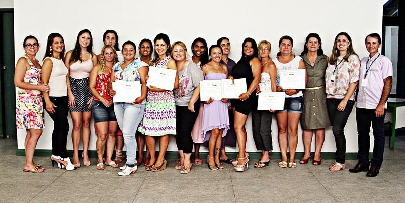 Turma do curso de costura industrial recebe certificados