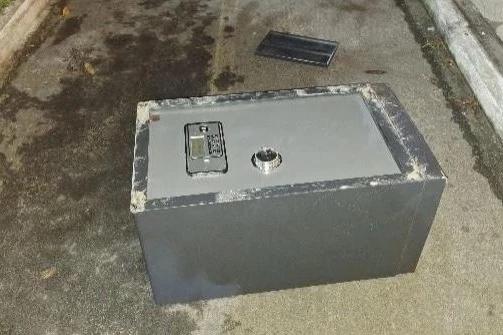 Homens invadem loja e furtam mais de 40 celulares em Araranguá