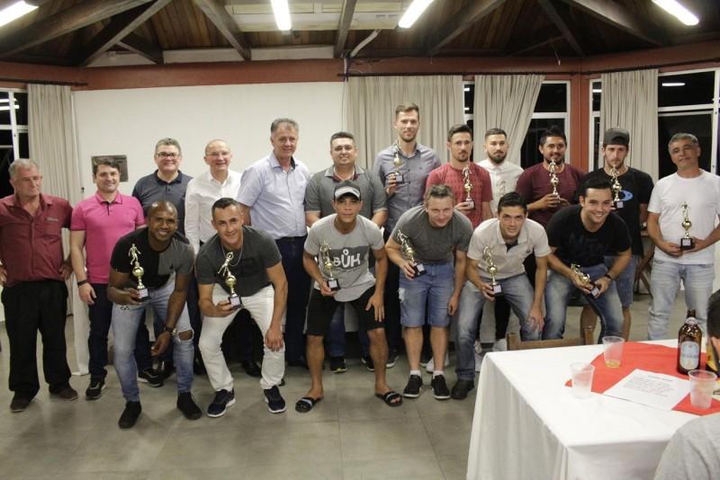 Premiação é entregue aos melhores em campo da Taça Dilson Kammer
