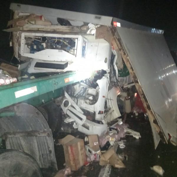 Motorista de caminhão morre após colidir contra carreta em Criciúma