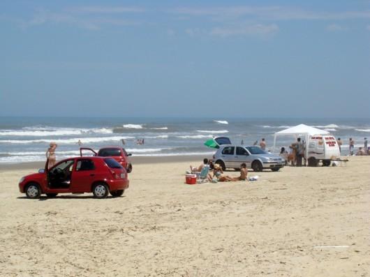 Famílias indignadas com a presença de carros na orla