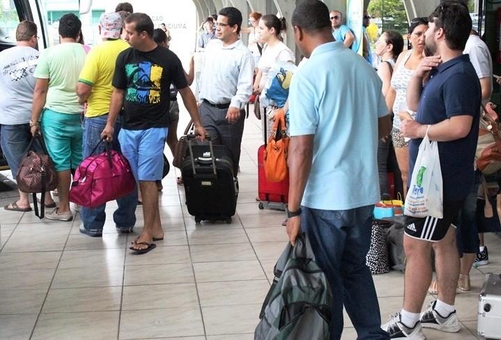 Viajantes lotam ônibus na rodoviária de Criciúma 