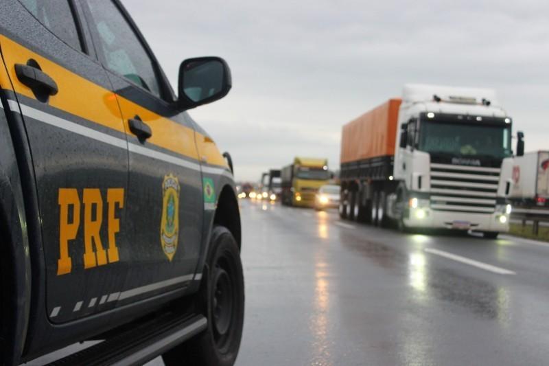 Com mandado de prisão ativo, caminhoneiro é abordado e preso em Araranguá