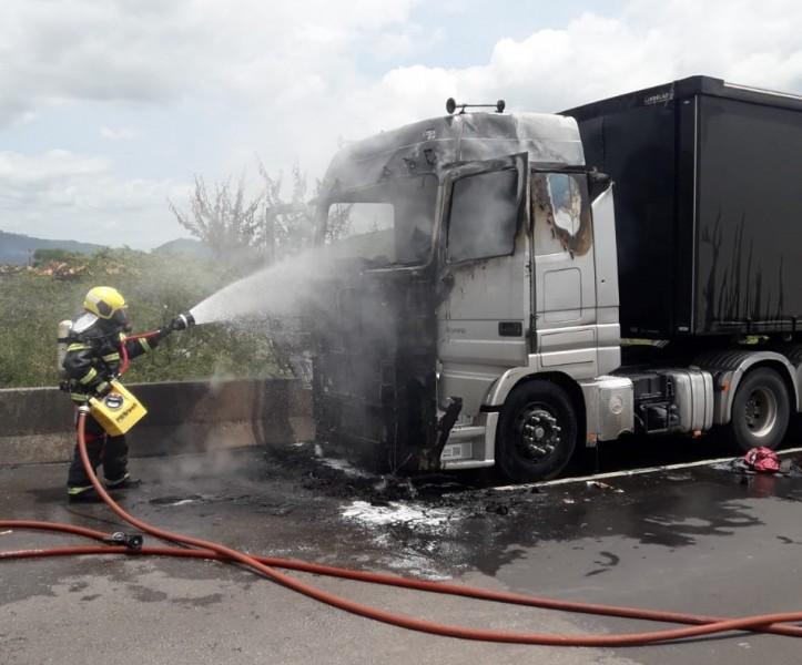 Carreta carregada com café pega fogo em Tubarão