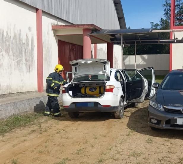 Funcionários evacuam escola em Sangão após estouro em carro com GNV