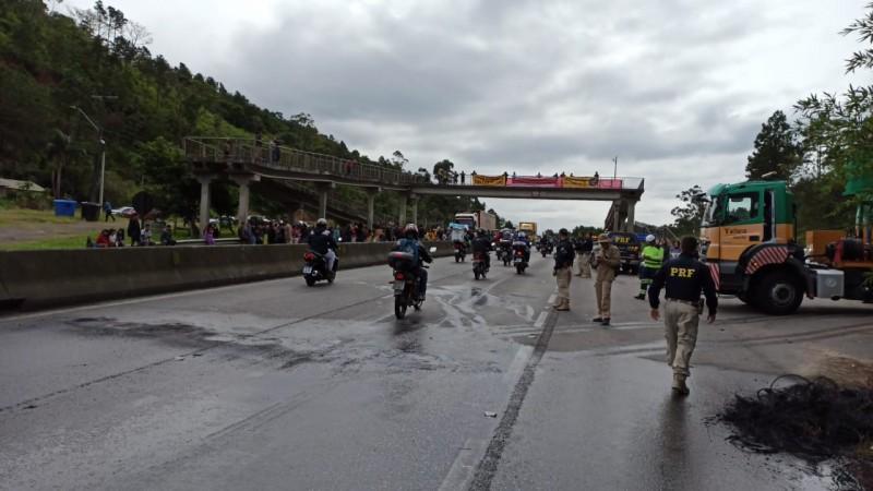 BR-101 no Morro dos Cavalos: após negociação com indígenas, PRF libera tráfego de veículos
