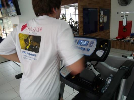Desafio 24 horas de corrida em esteira movimenta academia