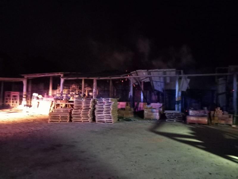 Incêndio destrói mais de 500m² de cerâmica em Sangão 