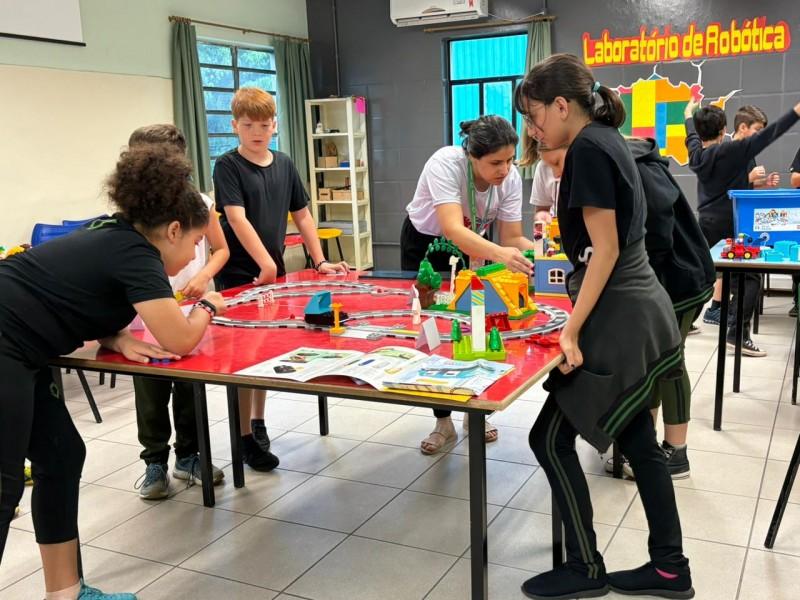 Colégio Satc: ensino de Tecnologias Aplicadas incentiva aplicação de ideias dos alunos