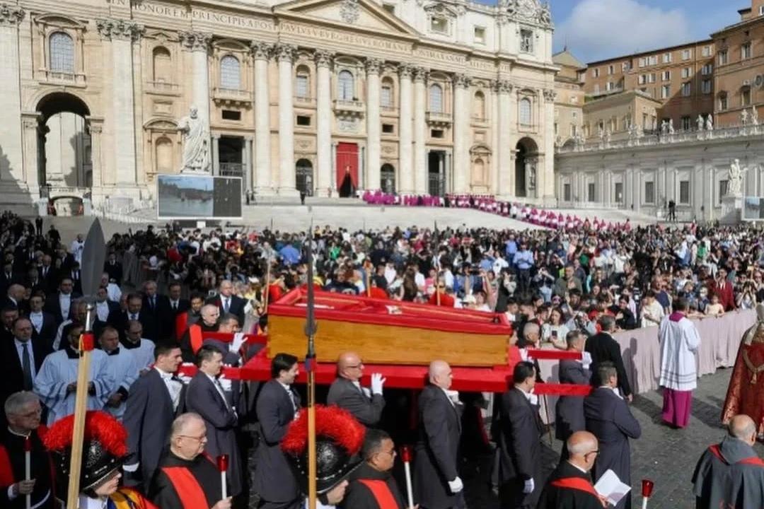Com a presença de 20 mil pessoas, corpo do Papa Francisco é trasladado da Casa Santa Marta
