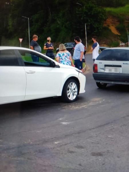 Dois veículos colidem na rua Álvaro Catão em Criciúma 