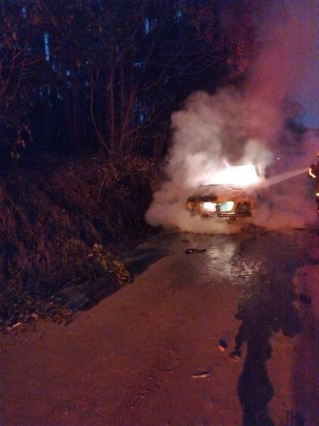 Caminhonete é parcialmente destruída por incêndio em Treze de Maio 