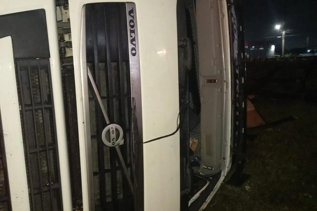 Colisão entre carreta e caminhonete deixa motorista ferido em Içara