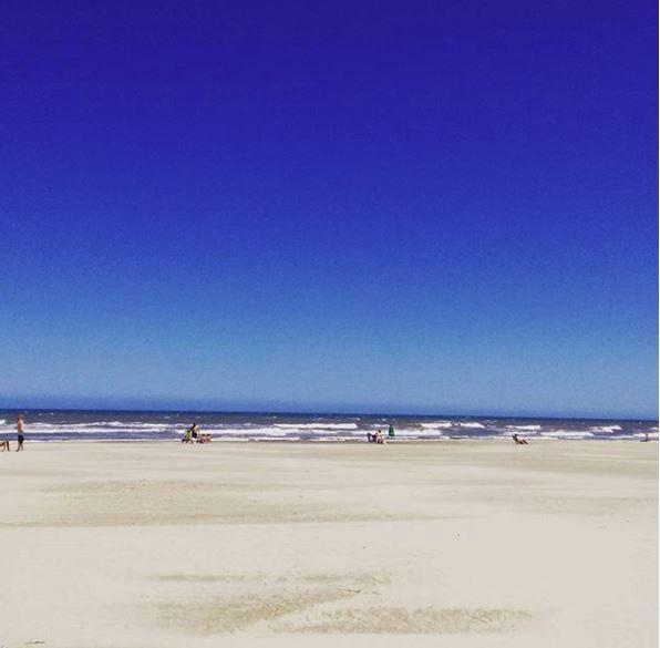 Mais de 80% dos pontos das praias de SC estão próprios para banho