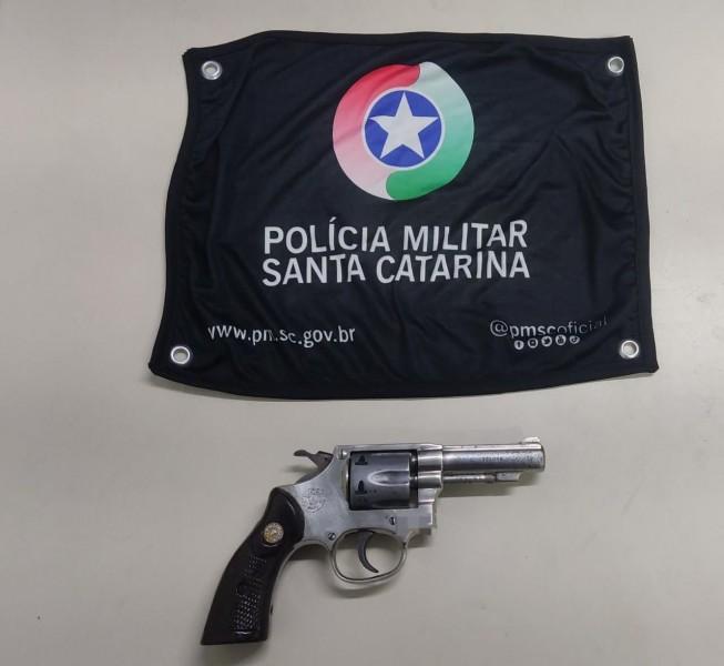 Adolescente com diversas passagens pela polícia é apreendido com arma de fogo em Criciúma