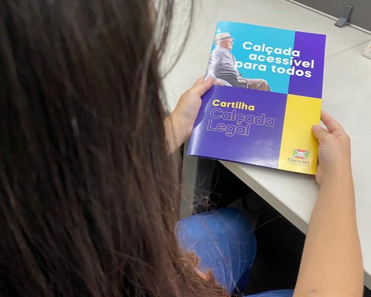 Cartilhas de adequação das calçadas já estão disponíveis e começam a ser distribuídas em Criciúma