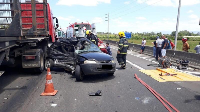 Carro entra na contramão e colide com dois caminhões na BR-101