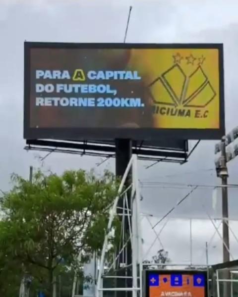 Torcida carvoeira alfineta times da ilha com outdoor em Florianópolis