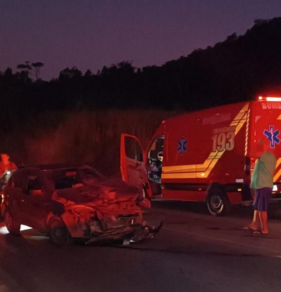 Motociclista é conduzido ao hospital após colisão com carro