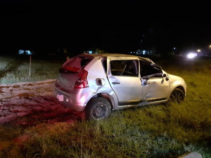 Carro de Criciúma com cinco ocupantes capota na SC-100 