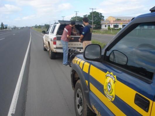 Pai é flagrado carregando filho no compartimento de carga de camionete