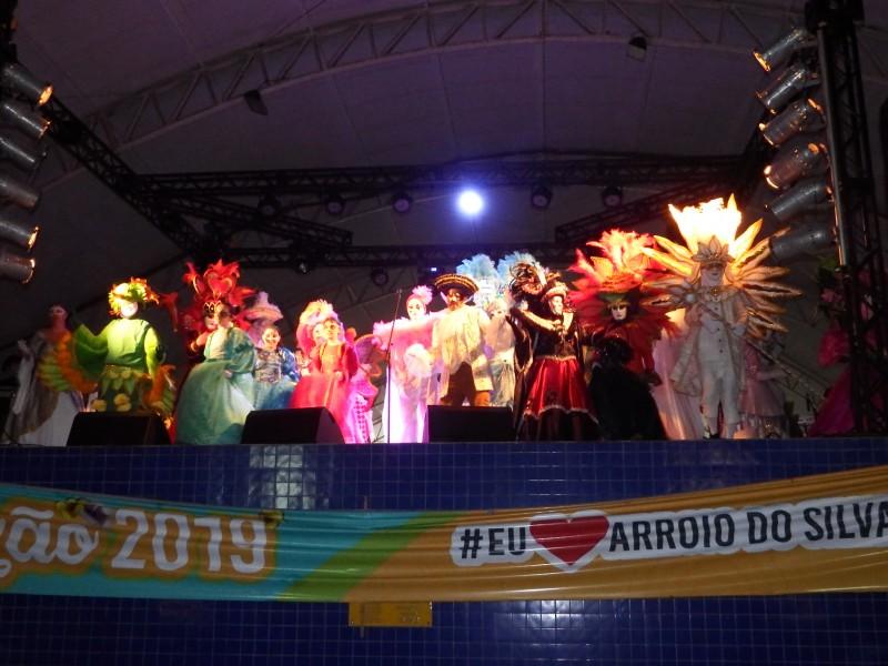 Apresentação do grupo Carnevale di Venezia e show com Cood Growe abrem o Carnarroio