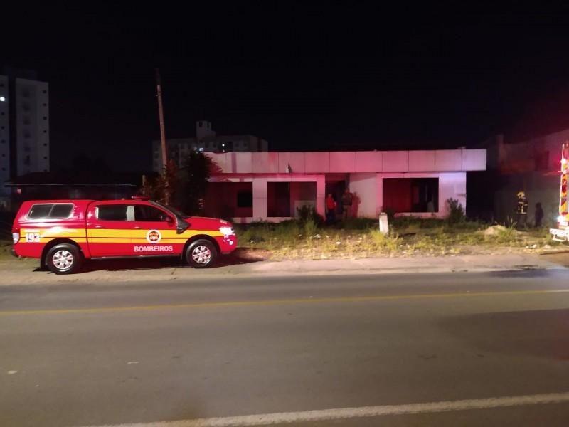 Residência abandonada é destruída por incêndio no bairro Pinheirinho 