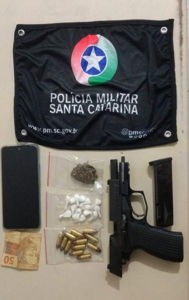 Homem é preso após ser abordado com drogas e arma de fogo em São João do Sul