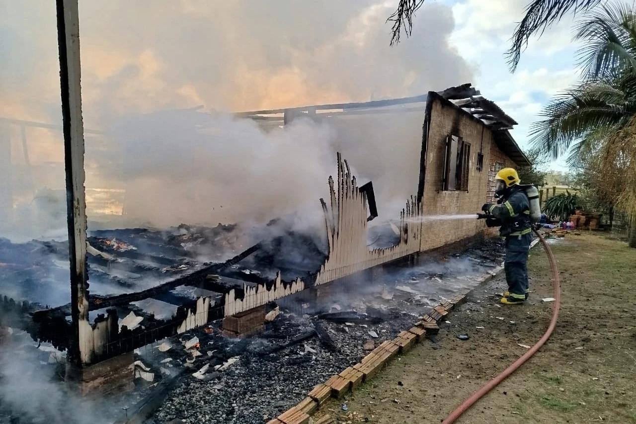 Residência é destruída por incêndio