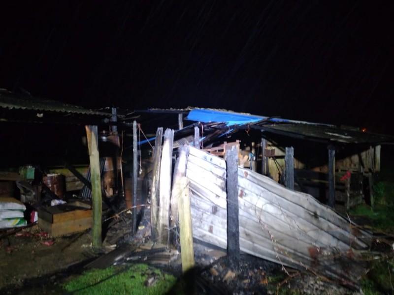 Galpão é destruído por incêndio em Araranguá 