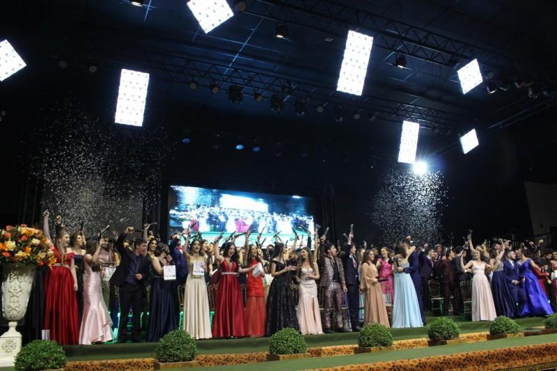 Momentos marcantes da trajetória escolar são lembrados em formatura da Satc