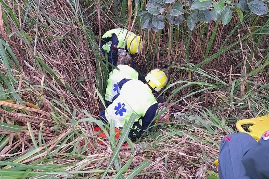 Jovem cai em barranco após colisão entre moto e caminhonete
