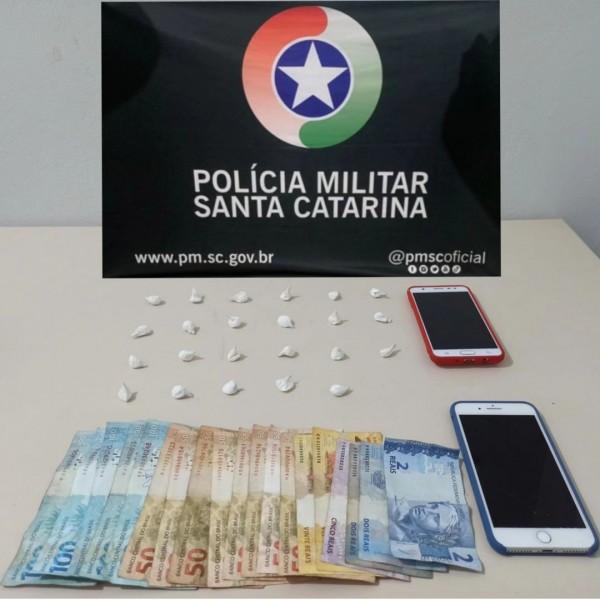  Mulher é presa e casal de adolescentes é apreendido por tráfico de drogas
