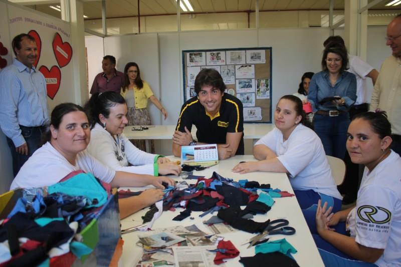 Cacá Bueno faz alegria dos alunos da Apae de Içara