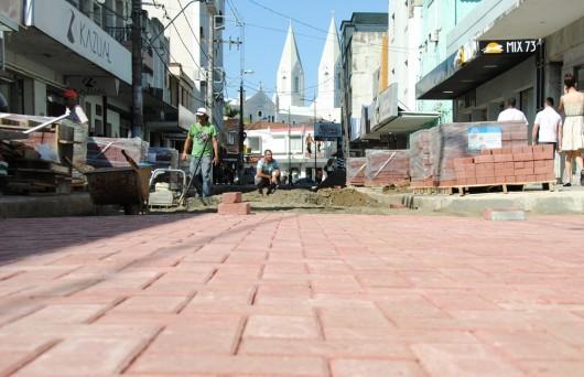Obras na rua Henrique Lage estarão concluídas em duas semanas
