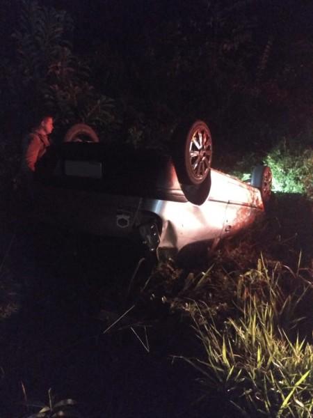 Motorista perde o controle da direção e capota veículo em Orleans 