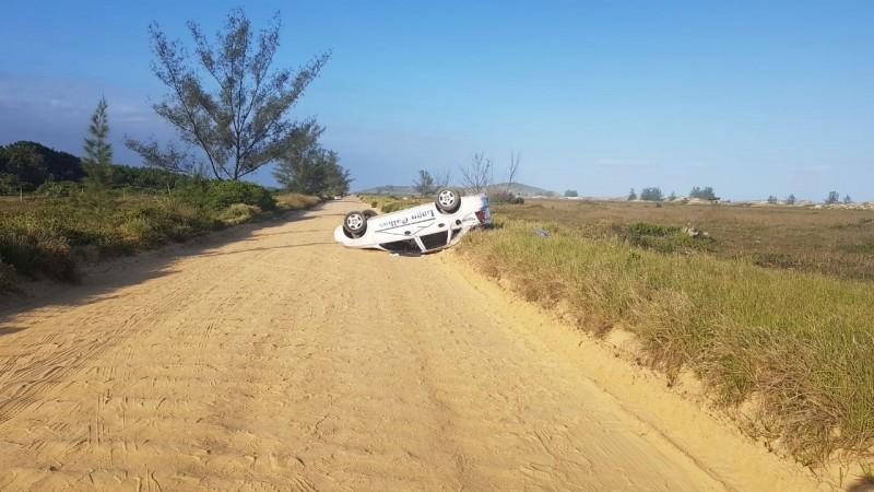 Carro capota em estrada na praia do Gi, em Laguna