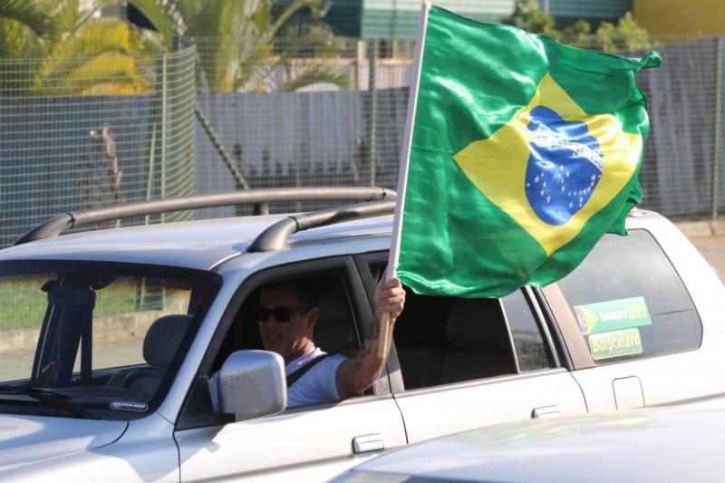Ato pró-Bolsonaro tem carreata pela Avenida Centenário, em Criciúma 