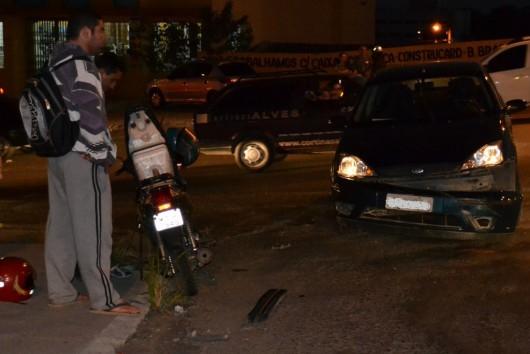 Motociclista sofre fratura na perna em colisão na Álvaro Catão