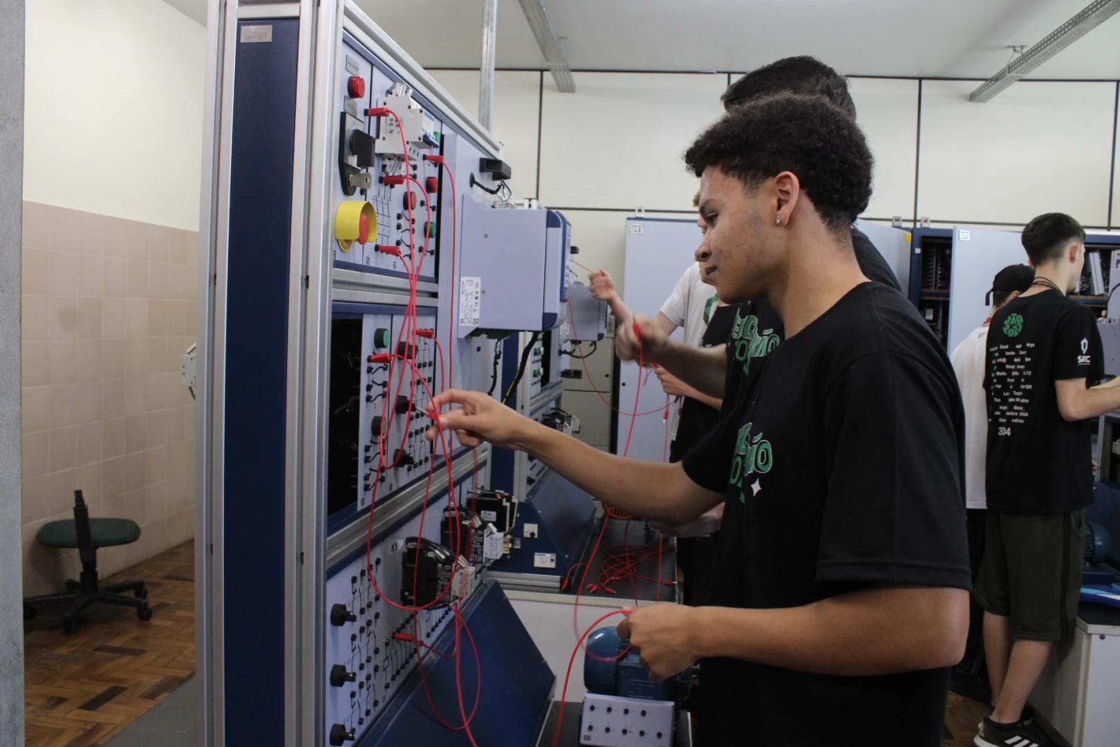 Curso Técnico em Eletromecânica da Satc leva profissionais capacitados para o mercado industrial
