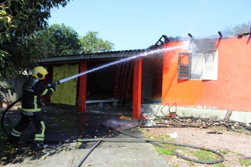 Residência fica parcialmente destruída em incêndio 