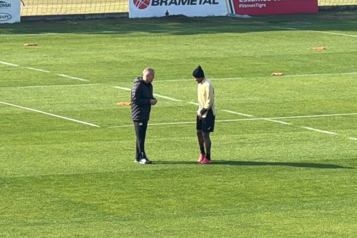 Vídeo: Zé Gabriel conversa com Baptista em seu última dia de contrato com o Tigre
