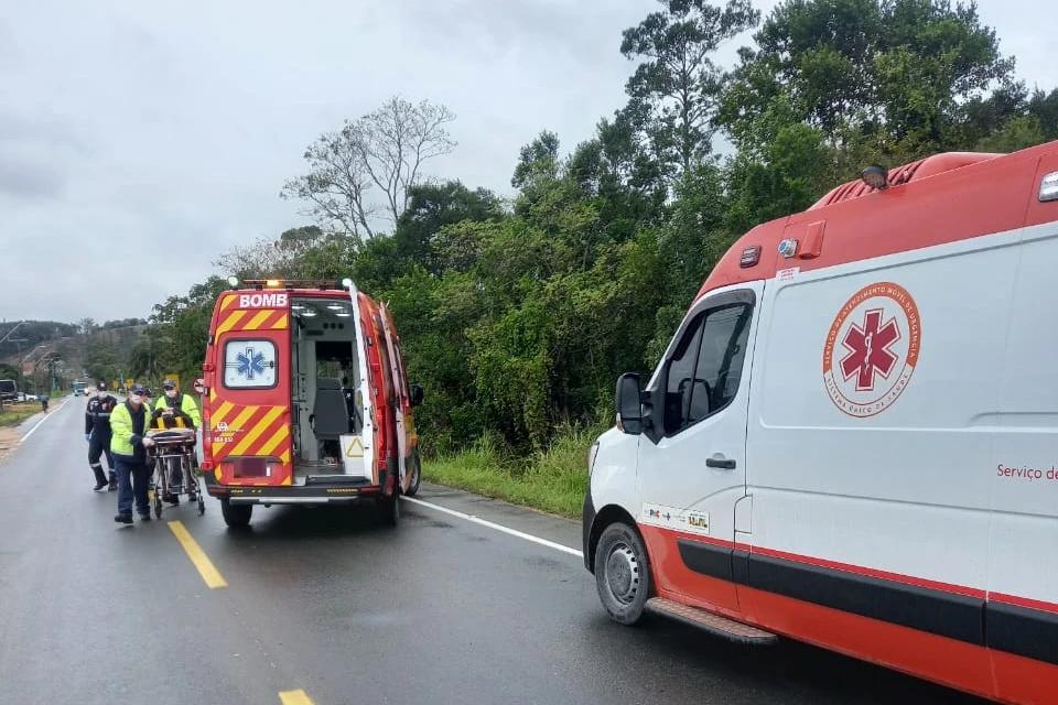 Motociclista sofre queda e acaba socorrida pelos bombeiros na SC-443