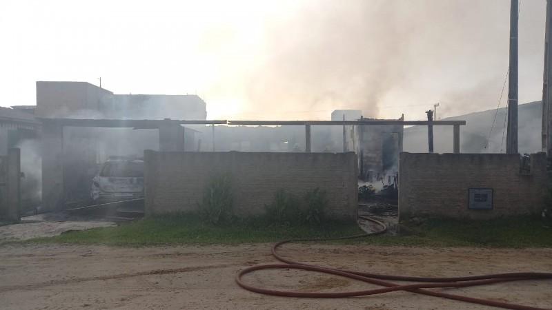 Incêndio destrói casa e carro em Balneário Gaivota