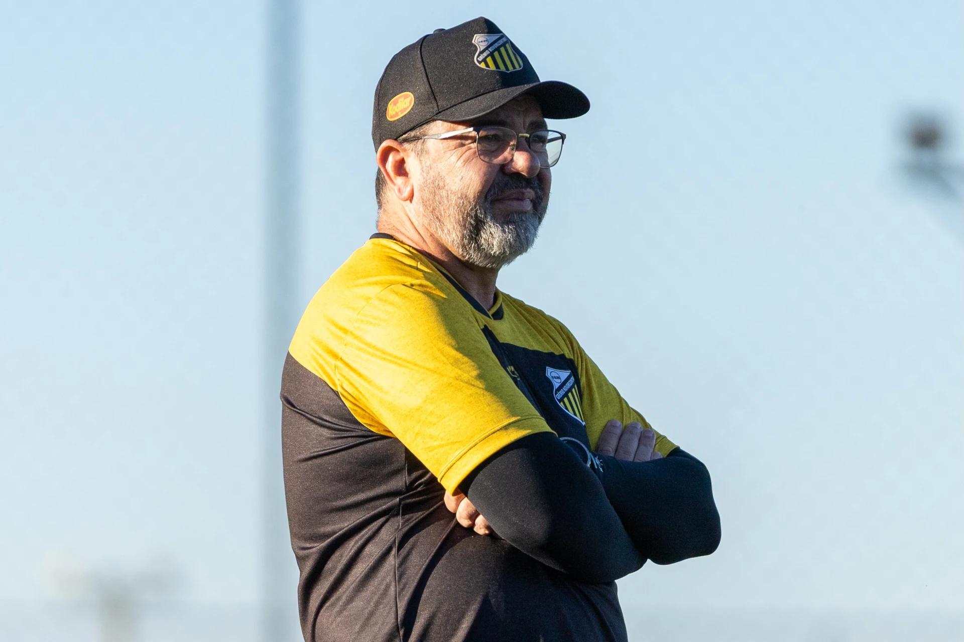 ‘É uma vergonha uma coisa dessas’, afirma Enderson Moreira sobre ‘cera’ de goleiro do Tigre